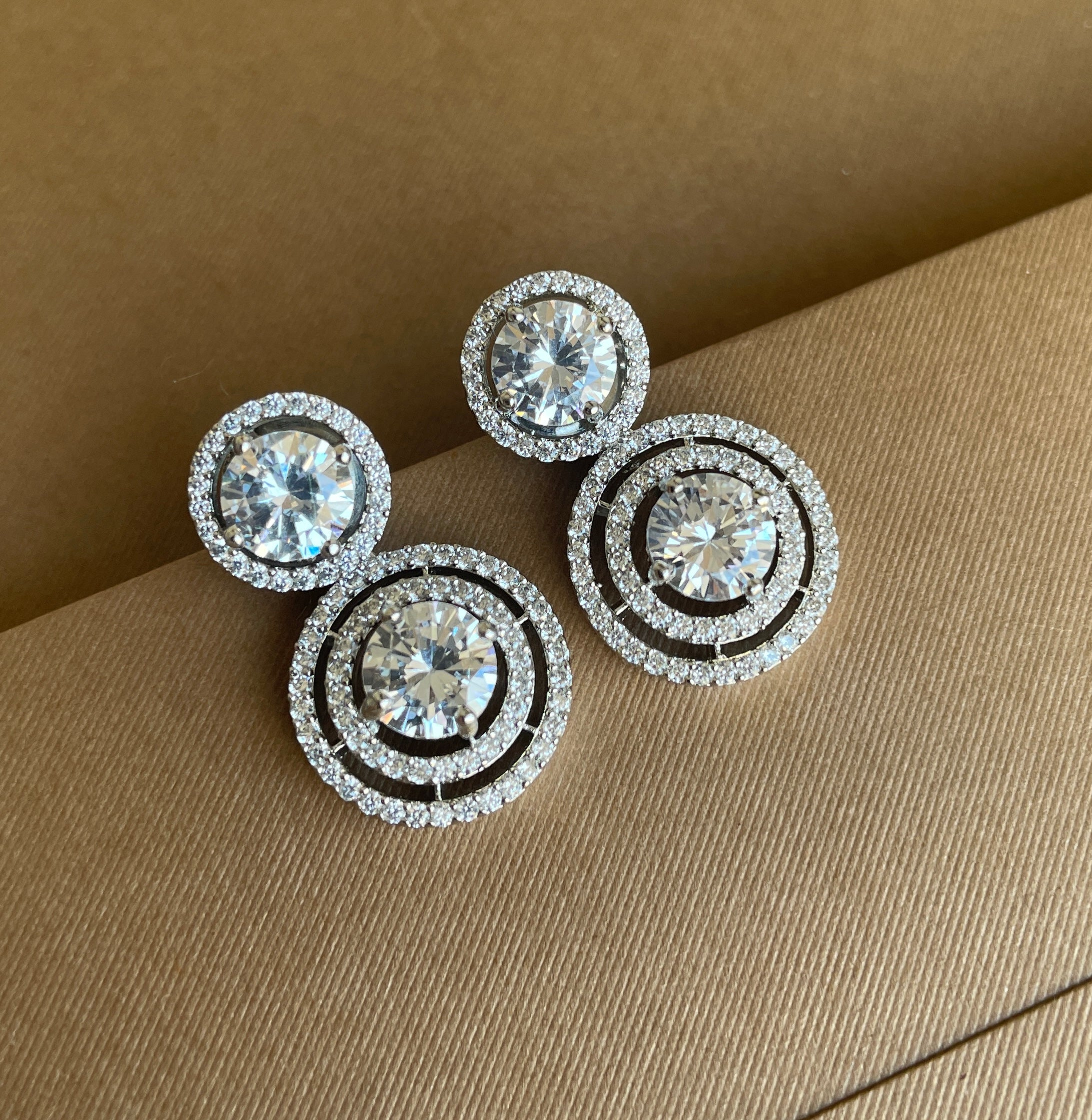 Round White Diamonds Stud Earrings