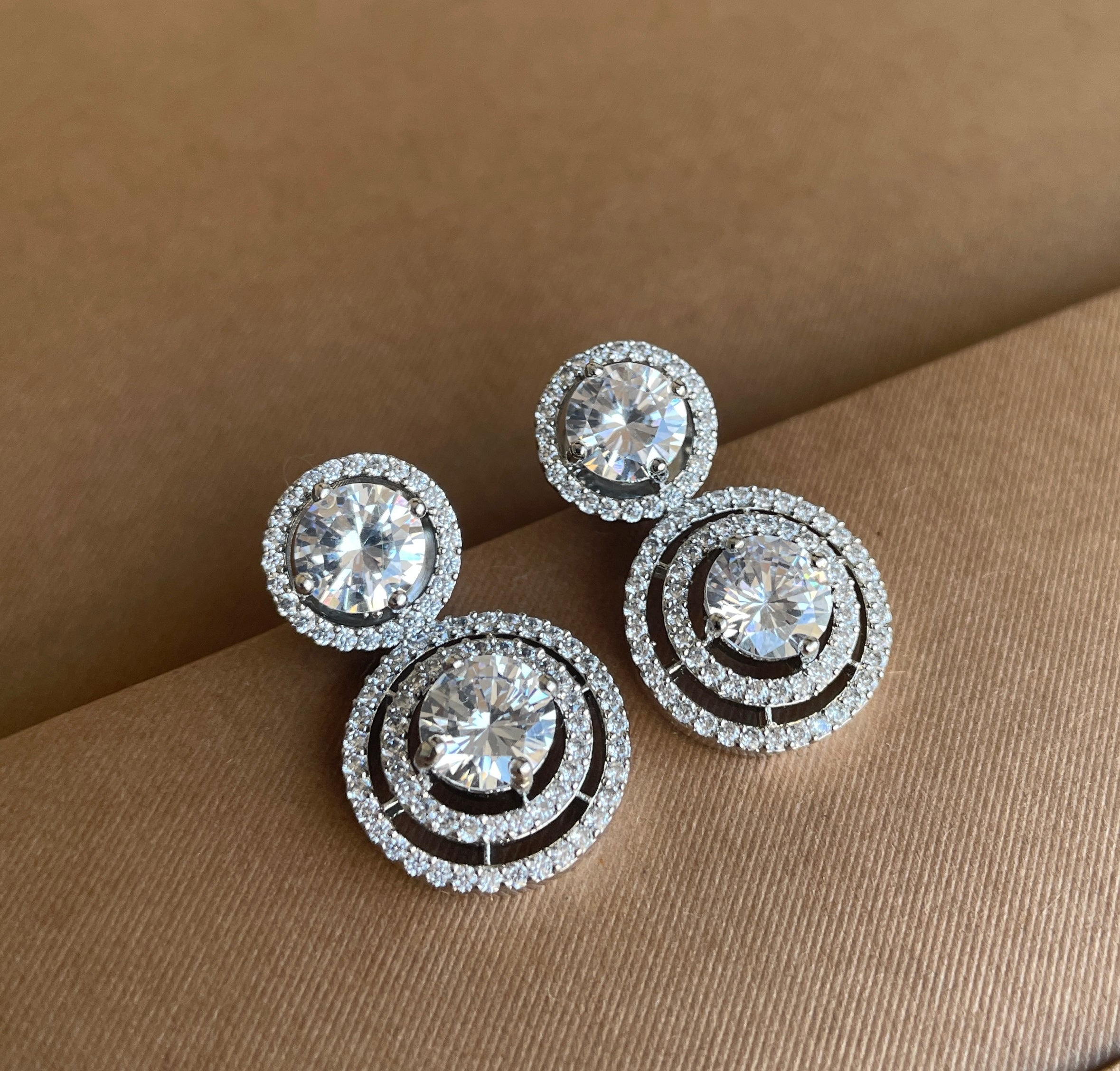 Round White Diamonds Stud Earrings