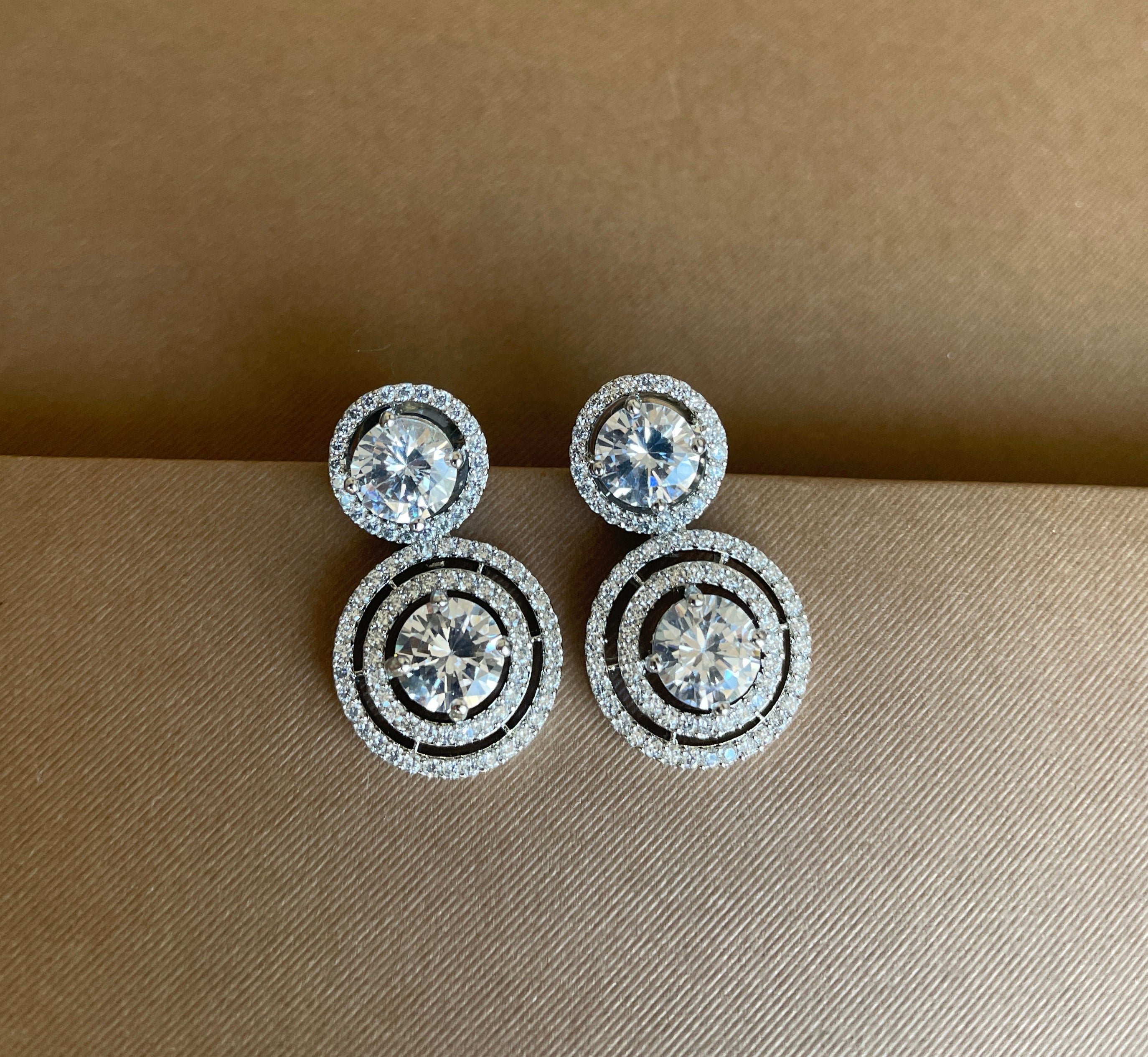 Round White Diamonds Stud Earrings