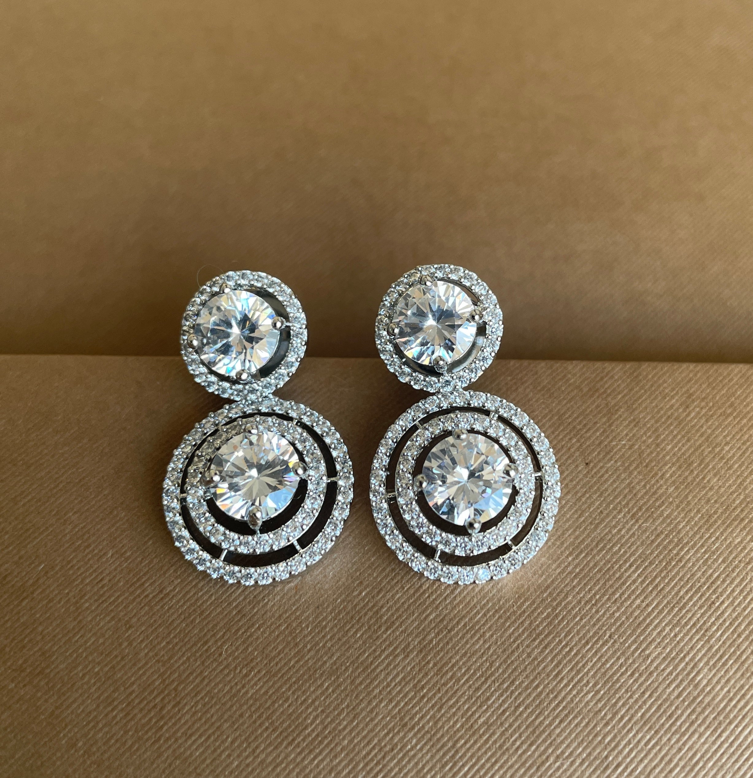 Round White Diamonds Stud Earrings