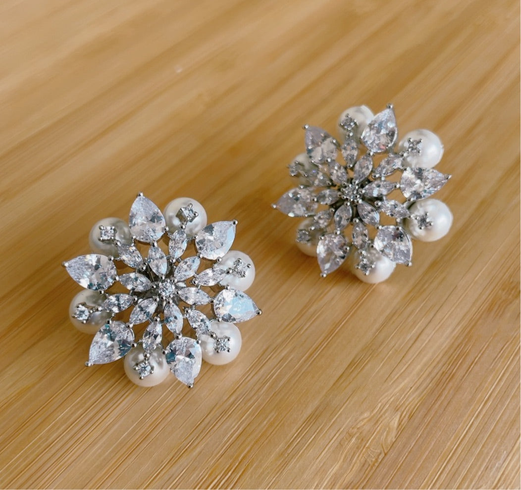 Flower White Diamonds Stud Earrings with Pearls