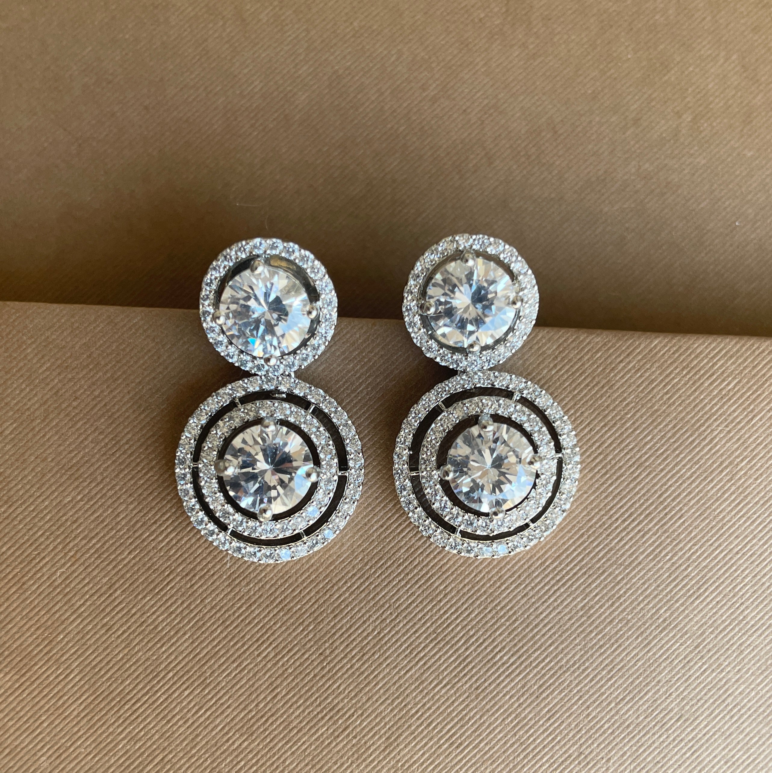 Round White Diamonds Stud Earrings
