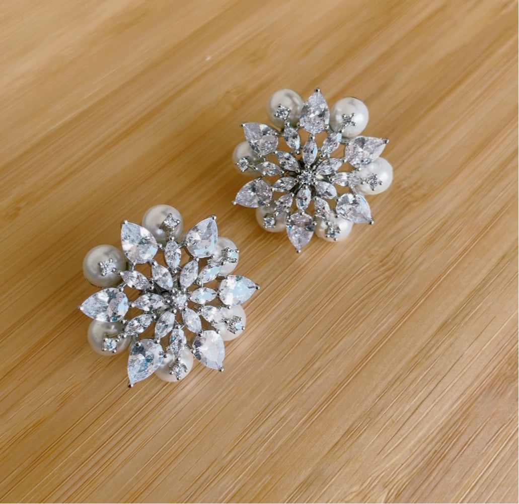 Flower White Diamonds Stud Earrings with Pearls