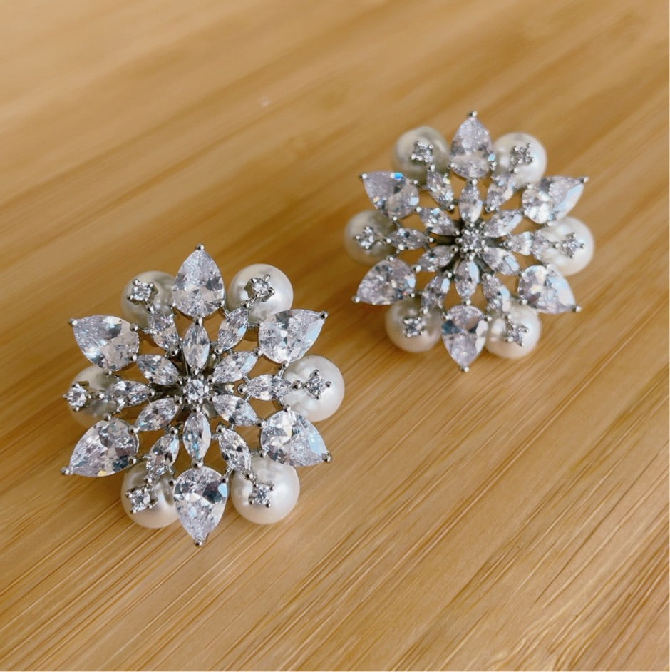 Flower White Diamonds Stud Earrings with Pearls