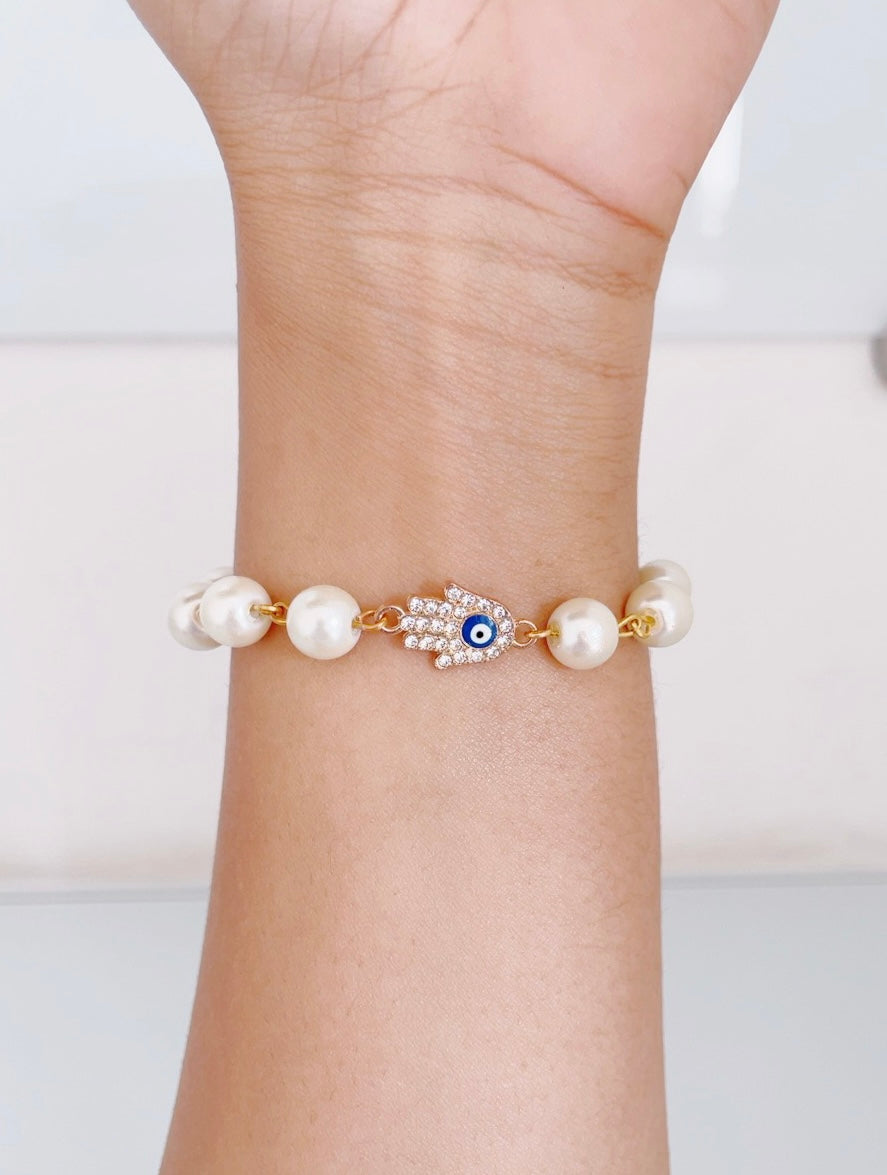 Diamante Hamza Evil Eye Bracelet in White Pearls
